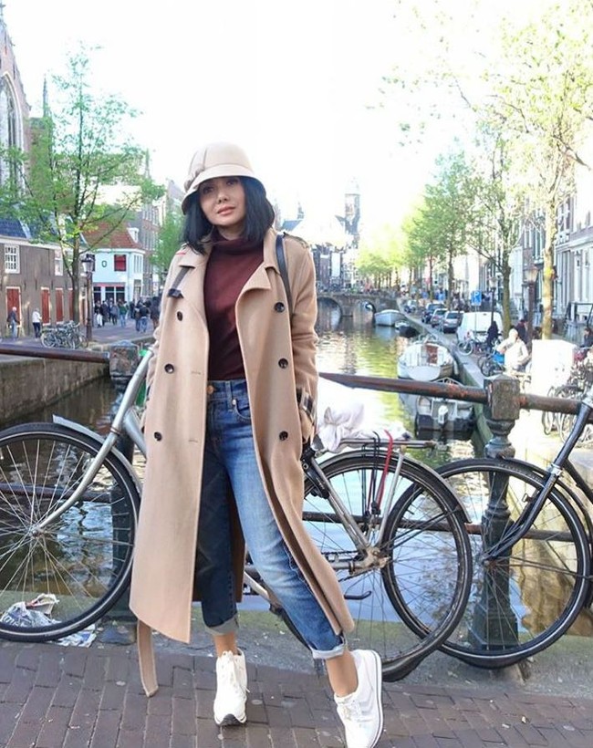 Pose Barbie Feet cocok untuk wanita bertubuh petite agar tampak lebih tinggi. Contohnya Yuni Shara yang bergaya dengan pose ini saat berfoto liburan di Amsterdam. Foto: Instagram