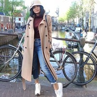 Pose Barbie Feet cocok untuk wanita bertubuh petite agar tampak lebih tinggi. Contohnya Yuni Shara yang bergaya dengan pose ini saat berfoto liburan di Amsterdam. Foto: Instagram