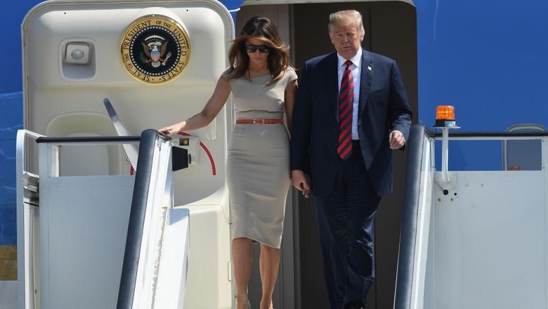 Melania Trump Bergaya Mirip Meghan Markle STANSTED, ESSEX - JULY 12: U.S. President Donald Trump and First Lady Melania Trump arrive at Stansted Airport on July 12, 2018 in Essex, England. The President of the United States and First Lady, Melania Trump, touched down in the UK on Air Force One for their first official visit. Whilst they are here they will have dinner at Blenheim Palace, visit Prime Minister Theresa May at Chequers and take tea with the Queen at Windsor Castle. (Photo by Leon Neal/Getty Images)