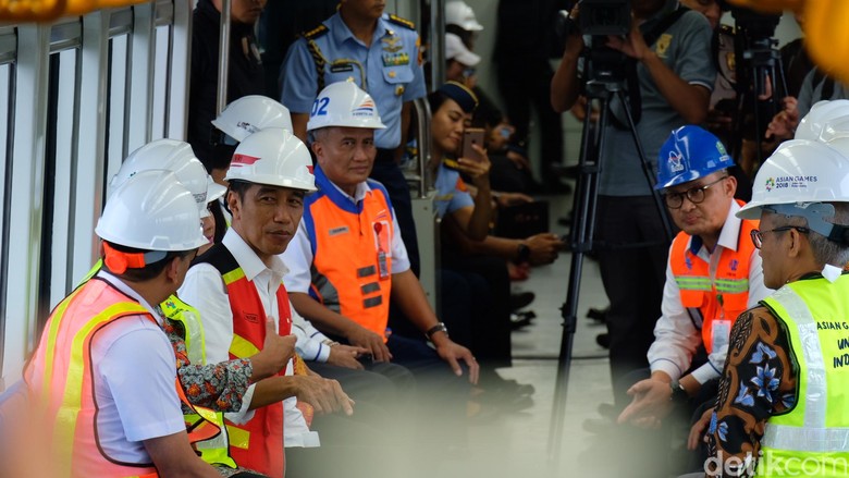 Jokowi Jajal LRT Palembang ke Stasiun Jakabaring Jokowi Jajal LRT Palembang ke Stasiun Jakabaring