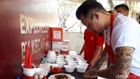 Kalau ini pose Chef Aga saat menyiapkan ayam Taliwang buatannya. Pengunjung berkesempatan mencicip langsung lho! Foto: Andi Annisa / detikFood