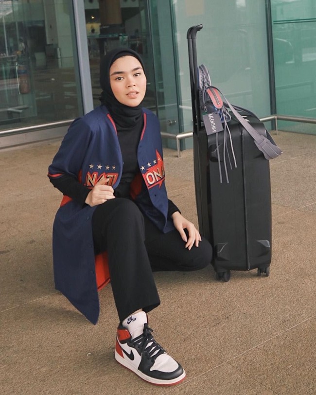 Namun, jika salah memilih komposisi warna, hijab warna hitam bisa saja mengganggu penampilan. Sivia Azizah tetap terampil memilih padanan busana sehingga tetap tampil boyish meski pakai baju warna pink. Foto: Instagram/Siviaazizah