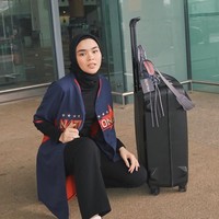 Namun, jika salah memilih komposisi warna, hijab warna hitam bisa saja mengganggu penampilan. Sivia Azizah tetap terampil memilih padanan busana sehingga tetap tampil boyish meski pakai baju warna pink. Foto: Instagram/Siviaazizah