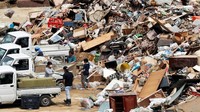 Warga langsung menumpuk sampah-sampah tersebut ditempat pembuangan akhir. REUTERS/Issei Kato.