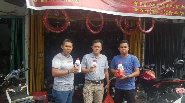 Polisi Temukan Penjualan Oli Palsu di Kalbar Polisi Temukan Penjualan Oli Palsu di Kalbar