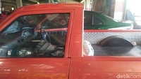 Untuk menambah kesan retro pada corona pikap ini, Ari membalut mobil dengan warna candy special effect gold. Foto: Khairul Imam Ghozali