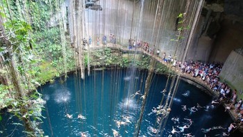 Cenote Ik Kil di Meksiko merupakan gua yang menjadi salah satu destinasi favorit untuk berenang. Foto: Matador Network