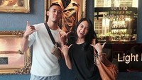 Ryuji Utomo memposting foto terbarunya dengan Shabrina Ayu Rosandy dan mengutarakan keinginannya untuk meminang sang kekasih. Foto: Ryuji Utomo dan pacar (Instagram)