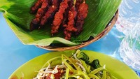 Sate rembiga khas Lombok ini pasti jadi buruan para penyuka pedas. Dilengkapi dengan pelcing kangkung serta baluran sambal mentah, makin enak dimakan pakai nasi. Foto: Instagram @gedeanandabali