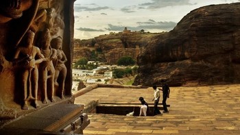 Gua Badami di India merupakan peninggalan dari arsitektur menggunakan batu pada abad 6 dan 7. Foto: Matador Network