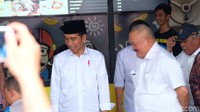 Gubernur Sumatera Selatan Alex Noerdin terlihat ikut mendampingi Jokowi. (Andhika/detikcom)