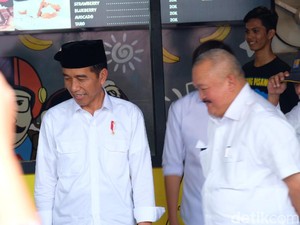 Usai Jumatan, Jokowi Mampir ke Sang Pisang Kaesang di Palembang