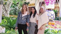 Chacha Frederica menghabiskan waktu bersama dua anggota Girls Squad lainnya, Nia Ramadhani dan Theresa Wiena di Amerika Serikat. Foto: Instagram Chacha Frederica