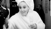 Lagi-lagi Adele meminum segelas champagne. Kali ini ia terlihat masih mengenakan jubah mandi. Foto: Instagram jentrindadep