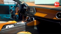 Lari ke bagian interior, perubahan pastinya juga tidak lepas dari perubahan. Sebut saja dengan pemilihan dua pemilihan warna kulit, menyelipkan monitor TV 27 inci pada pintu yang terintegrasi oleh Xbox One. Foto: Pool (Youtube/Carscoops)