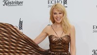 Sempat alami salah diagnosis, penyanyi Kylie Minogue harus terdiagnosis kanker payudara dalam stadium yang sudah lanjut. Akibatnya, sebelah payudaranya harus diangkat pada tahun 2005 lalu di usia 36 tahun. Foto: Getty Images