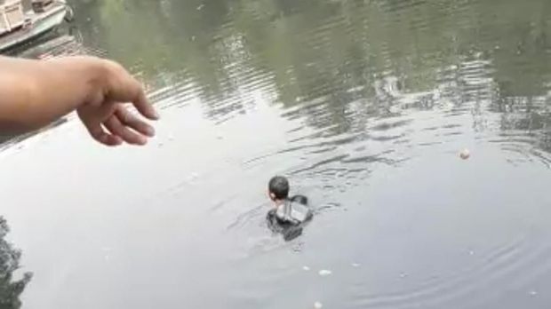 Diduga pelaku berenang ke tepian kali