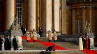 Trump mendapat sambutan kehormatan yang megah dan meriah saat tiba di Blenheim Palace yang terletak di Oxfordshire. Alunan drum band Skotlandia, Irlandia dan Wales menyambut kehadiran Trump dan istrinya.