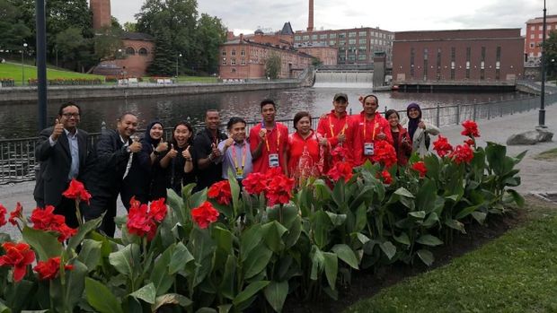 Tim Indonesia Lalu Muhammad Zohri bersama Duta Besar RI Wiwi Setyawati Firman serta jajaran KBRI Helsinki seusai Kejuaraan Atletik Dunia U-20 di Tampere, Finlandia.