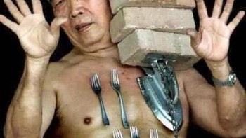 Liew Thon Lin adalah seorang pria Malaysia yang  dijuluki Magnetic Man. Ini dikarenakan kemampuannya untuk menempelkan obyek metal ke tubuhnya. Ilmuwan menemukan bahwa ia sesungguhnya tidak memiliki kekuatan magnetik, tetapi kulitnya memiliki tingkat gesekan yang tinggi. Foto: UnbelievableInfo