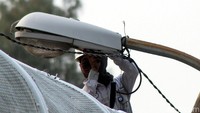 Lampu JPO yang awalnya menggunakan lampu bohlam diperbaharui menjadi lampu LED.