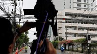 Para wartawan pun hanya bisa mengambil gambar dari luar rumah sakit. REUTERS/Tyrone Siu.