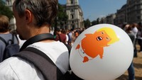 Amnesty International bahkan mengerahkan poster raksasa sepanjang 15 meter yang isinya menyebut Trump sebagai Mimpi Buruk HAM.
