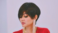 Penampilan Rina Nose menjadi sorotan karena dinilai terlalu seksi. Dok. Instagram/rinanose16