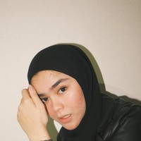 Alasannya bisa terlihat dari foto-foto kesehariannya. Ia terlihat menyukai warna-warna bold, seperti hijau, merah, hingga biru. Semuanya ia harmonisasikan dengan hijam hitam yang sederhana. Foto: Instagram/Siviaazizah