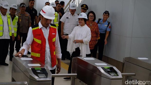 Jokowi saat masuk stasiun LRT. 