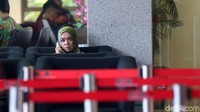 Wa Ode Nurhayati diketahui merupakan mantan terpidana kasus korupsi dan pencucian uang. Ini adalah pertama kalinya nama politikus PAN tersebut dikaitkan dengan megakorupsi proyek e-KTP.
