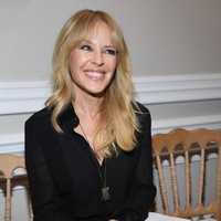 Di usia yang sudah kepala lima, penyanyi asal Australia itu memiliki kulit wajah yang tampak kencang dan berkilau. Meski sudah tampak kerutan di bagian sekitar area matanya.  Foto: Getty Images