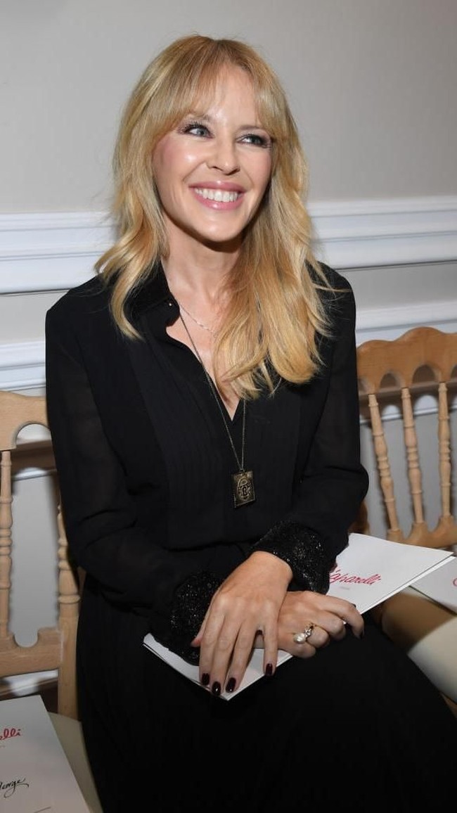 Di usia yang sudah kepala lima, penyanyi asal Australia itu memiliki kulit wajah yang tampak kencang dan berkilau. Meski sudah tampak kerutan di bagian sekitar area matanya.  Foto: Getty Images