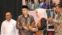 Momen TGB menyerahkan penghargaan kepada Erica selaku Tim Penggerak PKK Provinsi NTB
