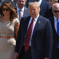 Gaun minimalis seharga US$ 1365 atau sekitar Rp 20 juta itu kian elegan dengan padanan slim belt oranye yang mempertegas pinggul ramping ibu satu anak itu. Foto: Getty Images