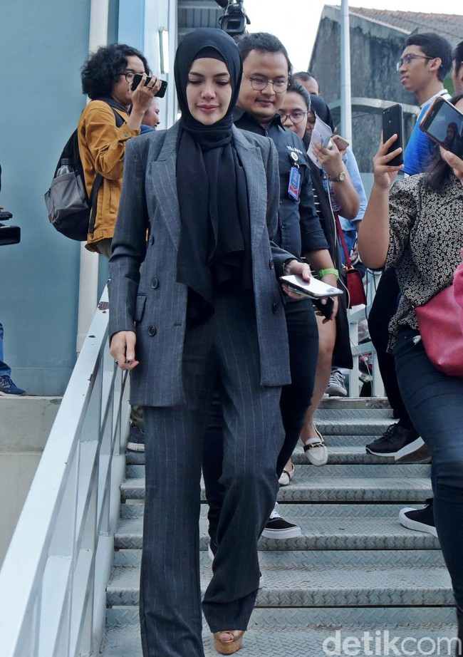 Berbeda dengan Mulan, tampaknya Niki lebih senang tampil kasual dengan warna-warna netral seperti abu, hitam, dan putih. Foto: Noel