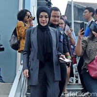 Berbeda dengan Mulan, tampaknya Niki lebih senang tampil kasual dengan warna-warna netral seperti abu, hitam, dan putih. Foto: Noel