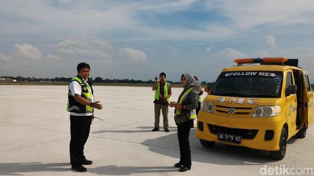 Petugas mengecek kesiapan embarkasi Solo