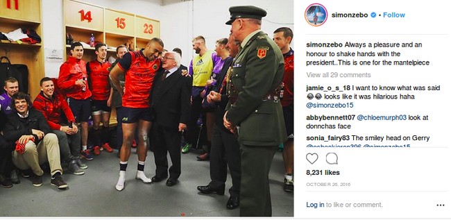 Ia memang selalu terlihat akrab dengan warganya. Lihat saja foto yang diunggah pesepak bola ini. Foto: Instagram