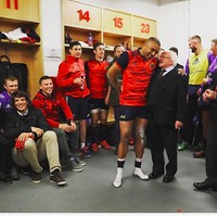 Ia memang selalu terlihat akrab dengan warganya. Lihat saja foto yang diunggah pesepak bola ini. Foto: Instagram