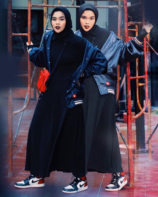 Meski selalu memakai hijab berwarna hitam, Sivia Azizah tak pernah mati gaya. Justru ia berhasil membuat ciri khas gaya hijab yang berbeda dengan hijabers Indonesia lainnya. Foto: Instagram/Siviaazizah