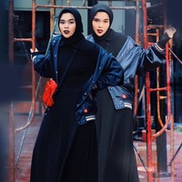 Meski selalu memakai hijab berwarna hitam, Sivia Azizah tak pernah mati gaya. Justru ia berhasil membuat ciri khas gaya hijab yang berbeda dengan hijabers Indonesia lainnya. Foto: Instagram/Siviaazizah