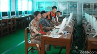 Menteri Susi mengikuti ujian menggunakan komputer atau UNBK di SMA Negeri 1 Pangandaran. Saat ikut ujian, menurut Didi, Menteri Susi taat dan disiplin terhadap peraturan, sama dengan peserta lainnya. Bahkan diminta datang 15 menit sebelum ujian, Menteri Susi sudah hadir di tempat ujian. (dok Yayasan Bina Pandu Putera, Didi Ruswendi)