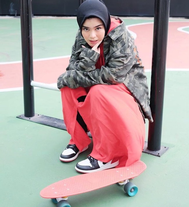 Satu gaya hijab Sivia Azizah yang paling unik adalah pilihannya untuk selalu memakai hijab warna hitam. Hal ini bisa dilihat di timeline Instagram pribadinya yang sudah memiliki 1 juta pengikut. Foto: Instagram/Siviaazizah