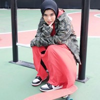 Satu gaya hijab Sivia Azizah yang paling unik adalah pilihannya untuk selalu memakai hijab warna hitam. Hal ini bisa dilihat di timeline Instagram pribadinya yang sudah memiliki 1 juta pengikut. Foto: Instagram/Siviaazizah