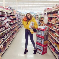 Saat belanja di supermarket pun gaya harus tetap mumpuni. Lihat saja Jessica Iskandar yang juga melakukan pose Barbie Feet dengan berjinjit saat memakai sneakers. Foto: Instagram