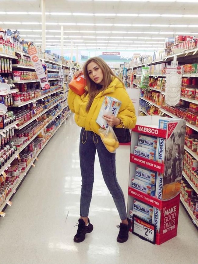 Saat belanja di supermarket pun gaya harus tetap mumpuni. Lihat saja Jessica Iskandar yang juga melakukan pose Barbie Feet dengan berjinjit saat memakai sneakers. Foto: Instagram