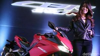 Seorang model berpose dengan motor Honda anyar yang dapur pacunya bermesin 150cc, DOHC 4 katup, 6 percepatan, berpendingin cairan.