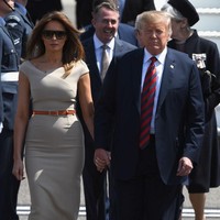 Melania lalu menyempurnakan gayanya dengan nude pump Christian Loubuotin, berikut oversized sunglasess sebagai perisai mata dari sinar matahari. Foto: Getty Images