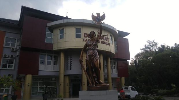Dewi Keadilan Pegang Pancasila, Saatnya Kampus Kaji Bangsa Sendiri